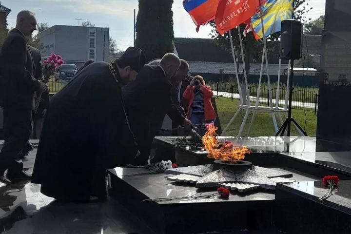 Священник принял участи в торжественном митинге, посвященном Дню посёлка Красная Гора и освобождению посёлка от немецко-фашистских захватчиков