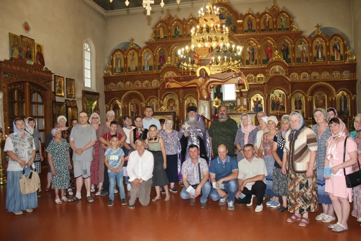 Христиане Новозыбковского благочиния Клинцовской Епархии поклонились святыне - копии Небоявленного Животворящего Креста Господня (Годеновский Крест)