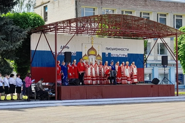 Последний звонок в Новобобовичской школе Новозыбковского городского округа: Священник напутствовал выпускников. Да благословит Бог ваши добрые начинания и благие свершения !