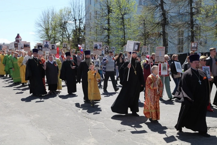 В праздничном шествии Бессмертного полка участие приняли священнослужители, церковнослужители и прихожане храмов города Новозыбкова