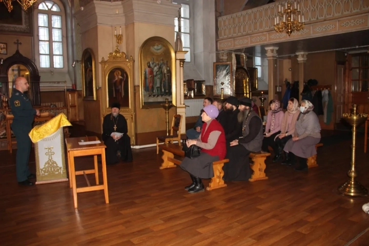 Спасателей Новозыбковского городского округа с профессиональным праздником поздравили священнослужители города Новозыбкова и прихожане храмов