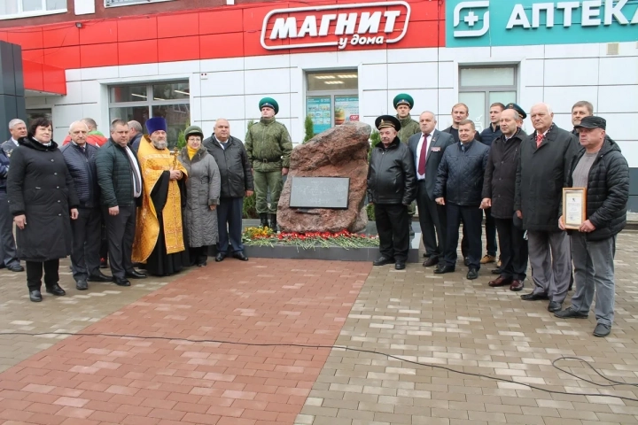 В Новозыбкове в День города увековечили память участников боевых действий. Новосооруженный памятный знак освятил Благочинный Новозыбковского церковного округа