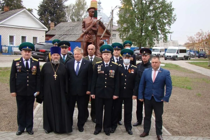 Благочинный Новозыбковского церковного округа принял участие в открытии памятника «Пограничникам всех поколений», установленного в городе Новозыбкове