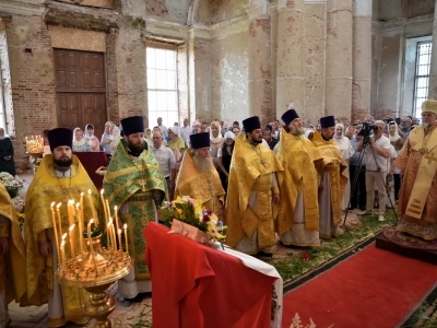 День семьи, любви и верности в селе Ляличи ознаменован Архиерейским богослужением. Священники Новозыбковского церковного округа сослужили Правящему Архиерею за Божественной литургией в день памяти святых благоверных князей Петра и Февронии, Муромских чудотворцев