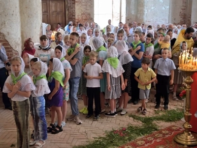 День семьи, любви и верности в селе Ляличи ознаменован Архиерейским богослужением. Священники Новозыбковского церковного округа сослужили Правящему Архиерею за Божественной литургией в день памяти святых благоверных князей Петра и Февронии, Муромских чудотворцев