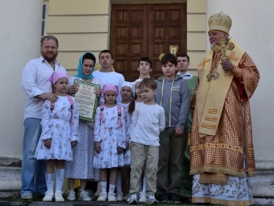 День семьи, любви и верности в селе Ляличи ознаменован Архиерейским богослужением. Священники Новозыбковского церковного округа сослужили Правящему Архиерею за Божественной литургией в день памяти святых благоверных князей Петра и Февронии, Муромских чудотворцев