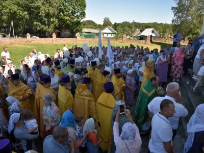 День семьи, любви и верности в селе Ляличи ознаменован Архиерейским богослужением. Священники Новозыбковского церковного округа сослужили Правящему Архиерею за Божественной литургией в день памяти святых благоверных князей Петра и Февронии, Муромских чудотворцев