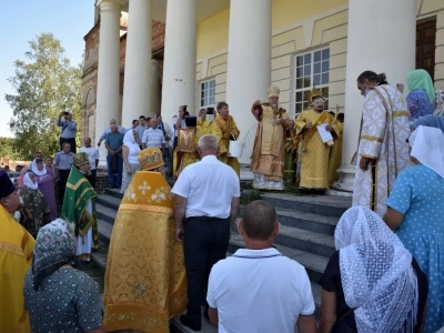 День семьи, любви и верности в селе Ляличи ознаменован Архиерейским богослужением. Священники Новозыбковского церковного округа сослужили Правящему Архиерею за Божественной литургией в день памяти святых благоверных князей Петра и Февронии, Муромских чудотворцев