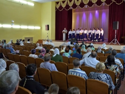 День семьи, любви и верности в селе Ляличи ознаменован Архиерейским богослужением. Священники Новозыбковского церковного округа сослужили Правящему Архиерею за Божественной литургией в день памяти святых благоверных князей Петра и Февронии, Муромских чудотворцев