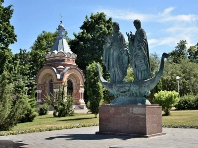 День семьи, любви и верности в селе Ляличи ознаменован Архиерейским богослужением. Священники Новозыбковского церковного округа сослужили Правящему Архиерею за Божественной литургией в день памяти святых благоверных князей Петра и Февронии, Муромских чудотворцев