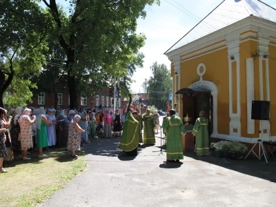 Общегородской молебен о семейном благополучии совершен в городе Новозыбкове в День памяти святых благоверных князей Петра и Февронии Муромских