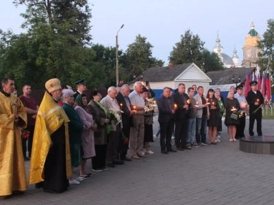 В День памяти и скорби в Новозыбкове прошла акция «Свеча памяти», посвященная памяти тех, кто ценою жизни своей одержал победу в Великой Отечественной Войне Возшед на небеса отонудуже и сошел еси...