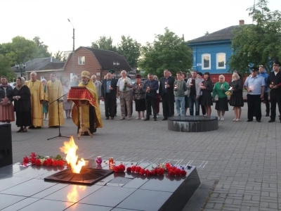 В День памяти и скорби в Новозыбкове прошла акция «Свеча памяти», посвященная памяти тех, кто ценою жизни своей одержал победу в Великой Отечественной Войне Возшед на небеса отонудуже и сошел еси...