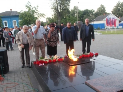 В День памяти и скорби в Новозыбкове прошла акция «Свеча памяти», посвященная памяти тех, кто ценою жизни своей одержал победу в Великой Отечественной Войне Возшед на небеса отонудуже и сошел еси...