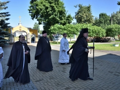 Архиерейское богослужение в День вознесения Господня совершено в храме в честь Чуда Архистратига Михаила в Хонех города Новозыбкова. Возшед на небеса отонудуже и сошел еси...