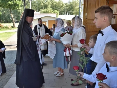 Архиерейское богослужение в День вознесения Господня совершено в храме в честь Чуда Архистратига Михаила в Хонех города Новозыбкова. Возшед на небеса отонудуже и сошел еси...