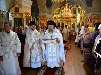 Архиерейское богослужение в День вознесения Господня совершено в храме в честь Чуда Архистратига Михаила в Хонех города Новозыбкова. Возшед на небеса отонудуже и сошел еси...