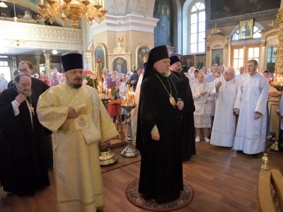 Архиерейское богослужение в День вознесения Господня совершено в храме в честь Чуда Архистратига Михаила в Хонех города Новозыбкова. Возшед на небеса отонудуже и сошел еси...