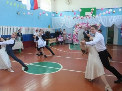 Последний звонок в Новобобовичской школе Новозыбковского городского округа: Священник напутствовал выпускников. Да благословит Бог ваши добрые начинания и благие свершения !