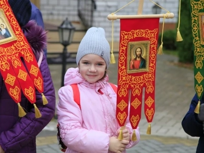 Пресвятая Богородице, моли Бога о нас ! В день празднования иконе Божией Матери «Казанская» по улицам города Новозыбкова прошел Крестный ход и совершена сугубая молитва о народном единстве