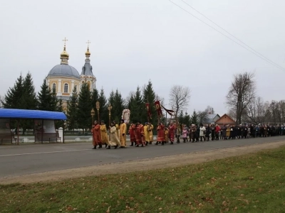 Пресвятая Богородице, моли Бога о нас ! В день празднования иконе Божией Матери «Казанская» по улицам города Новозыбкова прошел Крестный ход и совершена сугубая молитва о народном единстве