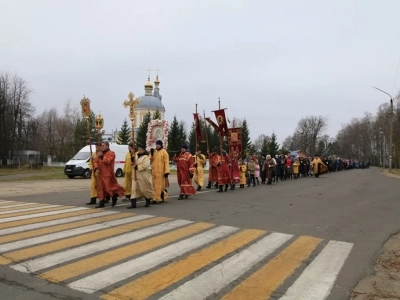 Пресвятая Богородице, моли Бога о нас ! В день празднования иконе Божией Матери «Казанская» по улицам города Новозыбкова прошел Крестный ход и совершена сугубая молитва о народном единстве