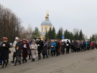 Пресвятая Богородице, моли Бога о нас ! В день празднования иконе Божией Матери «Казанская» по улицам города Новозыбкова прошел Крестный ход и совершена сугубая молитва о народном единстве