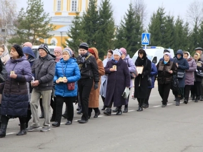 Пресвятая Богородице, моли Бога о нас ! В день празднования иконе Божией Матери «Казанская» по улицам города Новозыбкова прошел Крестный ход и совершена сугубая молитва о народном единстве