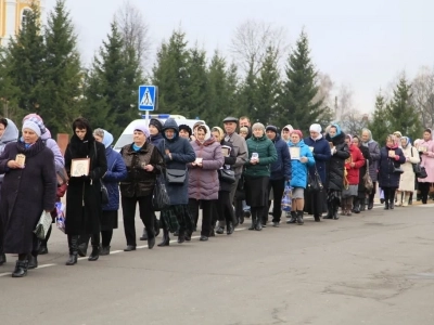 Пресвятая Богородице, моли Бога о нас ! В день празднования иконе Божией Матери «Казанская» по улицам города Новозыбкова прошел Крестный ход и совершена сугубая молитва о народном единстве