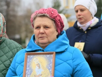 Пресвятая Богородице, моли Бога о нас ! В день празднования иконе Божией Матери «Казанская» по улицам города Новозыбкова прошел Крестный ход и совершена сугубая молитва о народном единстве