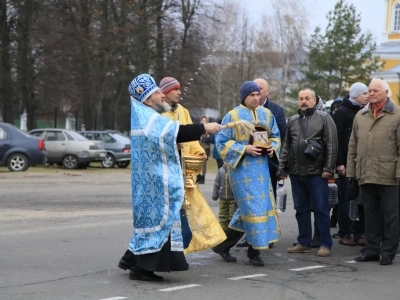 Пресвятая Богородице, моли Бога о нас ! В день празднования иконе Божией Матери «Казанская» по улицам города Новозыбкова прошел Крестный ход и совершена сугубая молитва о народном единстве