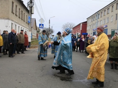 Пресвятая Богородице, моли Бога о нас ! В день празднования иконе Божией Матери «Казанская» по улицам города Новозыбкова прошел Крестный ход и совершена сугубая молитва о народном единстве