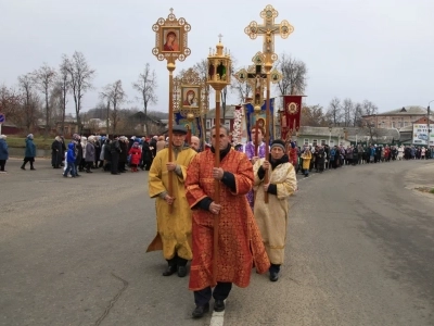 Пресвятая Богородице, моли Бога о нас ! В день празднования иконе Божией Матери «Казанская» по улицам города Новозыбкова прошел Крестный ход и совершена сугубая молитва о народном единстве