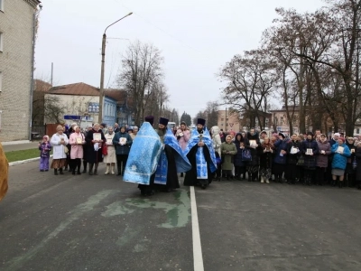 Пресвятая Богородице, моли Бога о нас ! В день празднования иконе Божией Матери «Казанская» по улицам города Новозыбкова прошел Крестный ход и совершена сугубая молитва о народном единстве