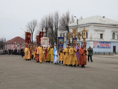 Пресвятая Богородице, моли Бога о нас ! В день празднования иконе Божией Матери «Казанская» по улицам города Новозыбкова прошел Крестный ход и совершена сугубая молитва о народном единстве