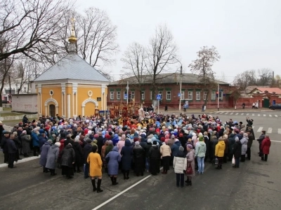 Пресвятая Богородице, моли Бога о нас ! В день празднования иконе Божией Матери «Казанская» по улицам города Новозыбкова прошел Крестный ход и совершена сугубая молитва о народном единстве