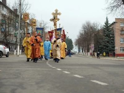 Пресвятая Богородице, моли Бога о нас ! В день празднования иконе Божией Матери «Казанская» по улицам города Новозыбкова прошел Крестный ход и совершена сугубая молитва о народном единстве