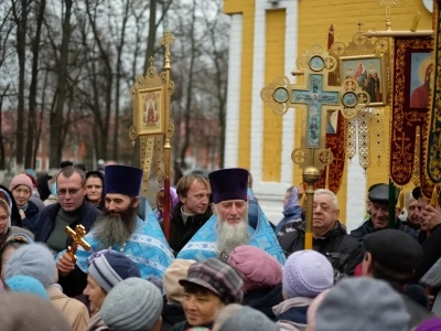 Пресвятая Богородице, моли Бога о нас ! В день празднования иконе Божией Матери «Казанская» по улицам города Новозыбкова прошел Крестный ход и совершена сугубая молитва о народном единстве