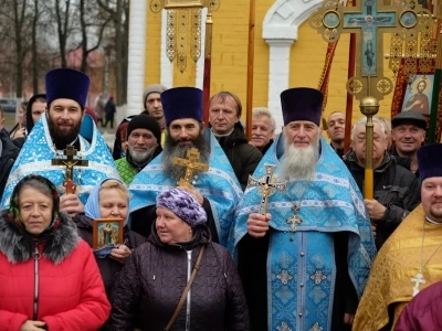 Пресвятая Богородице, моли Бога о нас ! В день празднования иконе Божией Матери «Казанская» по улицам города Новозыбкова прошел Крестный ход и совершена сугубая молитва о народном единстве