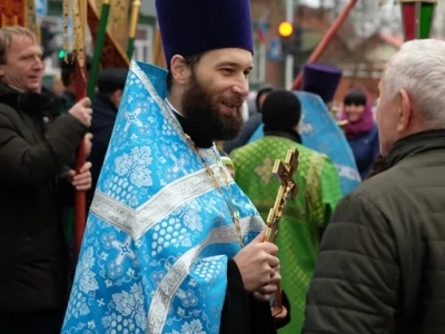 Пресвятая Богородице, моли Бога о нас ! В день празднования иконе Божией Матери «Казанская» по улицам города Новозыбкова прошел Крестный ход и совершена сугубая молитва о народном единстве