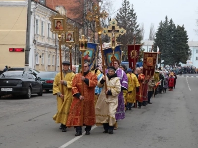 Пресвятая Богородице, моли Бога о нас ! В день празднования иконе Божией Матери «Казанская» по улицам города Новозыбкова прошел Крестный ход и совершена сугубая молитва о народном единстве