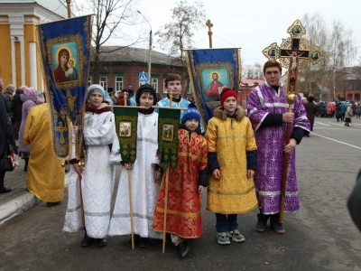 Пресвятая Богородице, моли Бога о нас ! В день празднования иконе Божией Матери «Казанская» по улицам города Новозыбкова прошел Крестный ход и совершена сугубая молитва о народном единстве