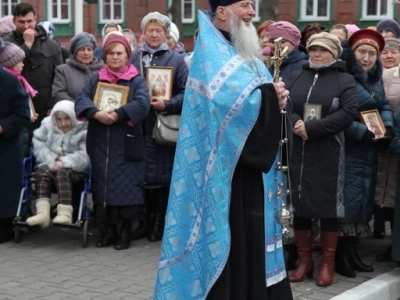 Пресвятая Богородице, моли Бога о нас ! В день празднования иконе Божией Матери «Казанская» по улицам города Новозыбкова прошел Крестный ход и совершена сугубая молитва о народном единстве