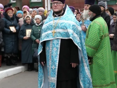 Пресвятая Богородице, моли Бога о нас ! В день празднования иконе Божией Матери «Казанская» по улицам города Новозыбкова прошел Крестный ход и совершена сугубая молитва о народном единстве