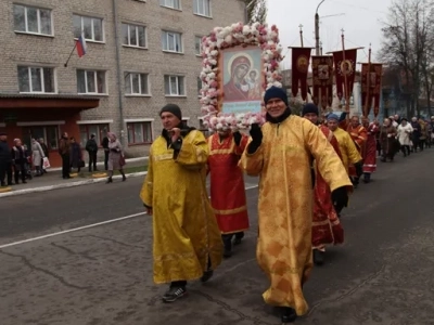 Пресвятая Богородице, моли Бога о нас ! В день празднования иконе Божией Матери «Казанская» по улицам города Новозыбкова прошел Крестный ход и совершена сугубая молитва о народном единстве