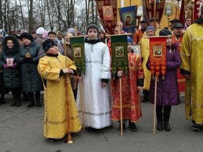 Пресвятая Богородице, моли Бога о нас ! В день празднования иконе Божией Матери «Казанская» по улицам города Новозыбкова прошел Крестный ход и совершена сугубая молитва о народном единстве