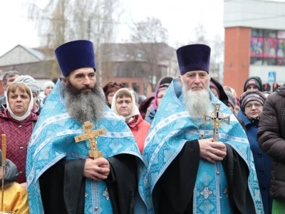 Пресвятая Богородице, моли Бога о нас ! В день празднования иконе Божией Матери «Казанская» по улицам города Новозыбкова прошел Крестный ход и совершена сугубая молитва о народном единстве