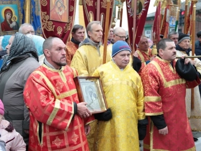 Пресвятая Богородице, моли Бога о нас ! В день празднования иконе Божией Матери «Казанская» по улицам города Новозыбкова прошел Крестный ход и совершена сугубая молитва о народном единстве