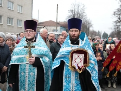 Пресвятая Богородице, моли Бога о нас ! В день празднования иконе Божией Матери «Казанская» по улицам города Новозыбкова прошел Крестный ход и совершена сугубая молитва о народном единстве