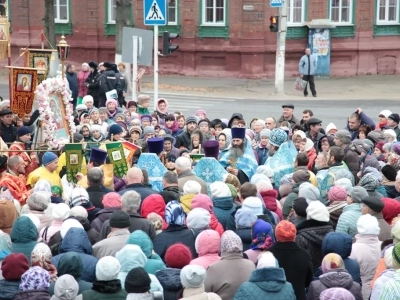 Пресвятая Богородице, моли Бога о нас ! В день празднования иконе Божией Матери «Казанская» по улицам города Новозыбкова прошел Крестный ход и совершена сугубая молитва о народном единстве